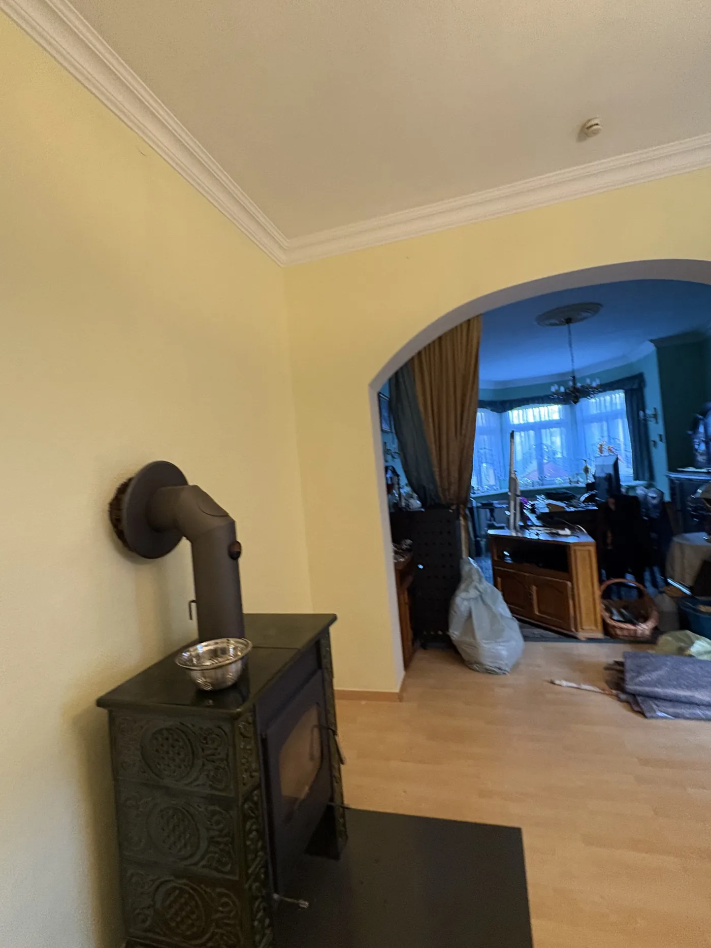 Fertig renovierter Raum mit Kamin