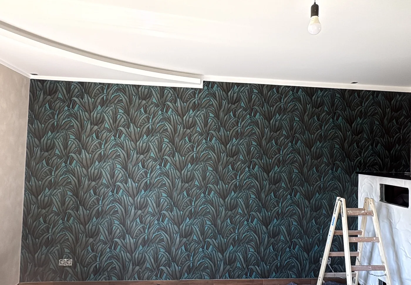 Dunkle botanische Designtapete